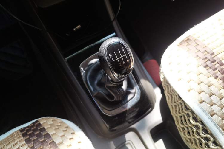 Used Baojun 310W 2017 1.5L Manual Fashion Model China V Gear Lever