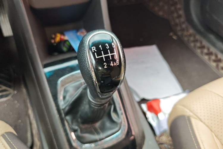 Used Baojun 310W 2017 1.5L Manual Fashion Model China V Gear Lever
