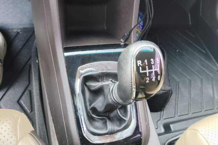Used Baojun 310W 2017 1.5L Manual Fashion Model China V Gear Lever