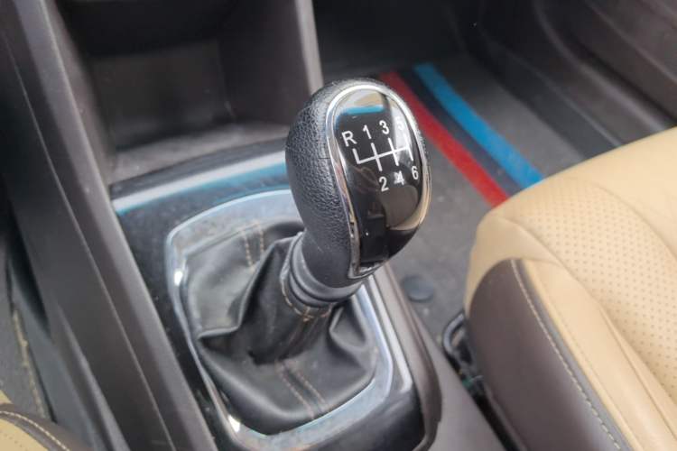 Used Baojun 310W 2017 1.5L Manual Fashion Model China V Gear Lever