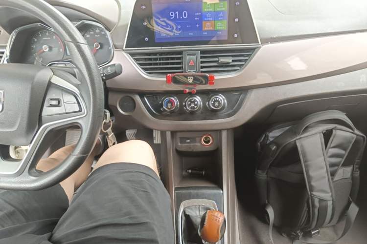 Used Baojun 310W 2017 1.5L Manual Fashion Model China V Gear Lever