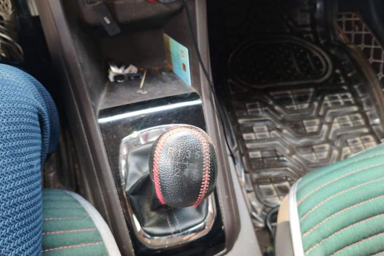 Used Baojun 310W 2017 1.5L Manual Luxury Edition China V Gear Lever