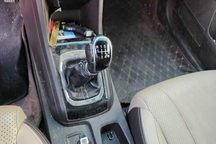 Used Baojun 310W 2017 1.5L Manual Fashion Model China V Gear Lever
