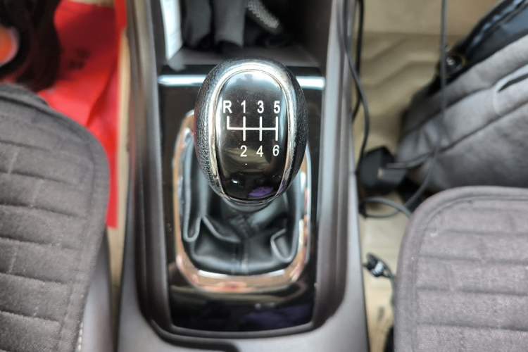 Used Baojun 310W 2017 1.5L Manual Fashion Model China V Gear Lever