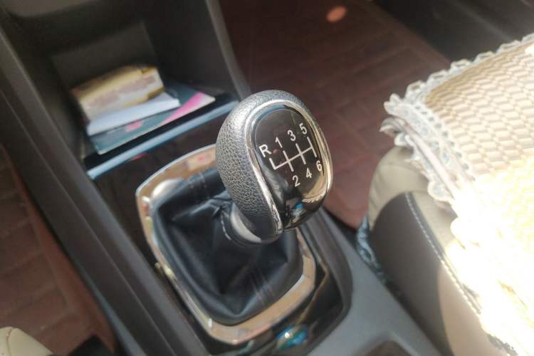 Used Baojun 310W 2017 1.5L Manual Fashion Model China V Gear Lever