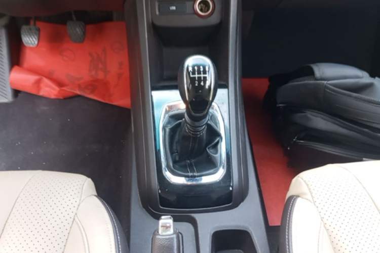 Used Baojun 310W 2017 1.5L Manual Fashion Model China V Gear Lever