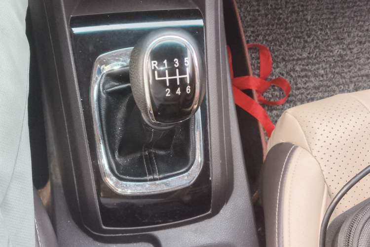 Used Baojun 310W 2017 1.5L Manual Fashion Model China V Gear Lever