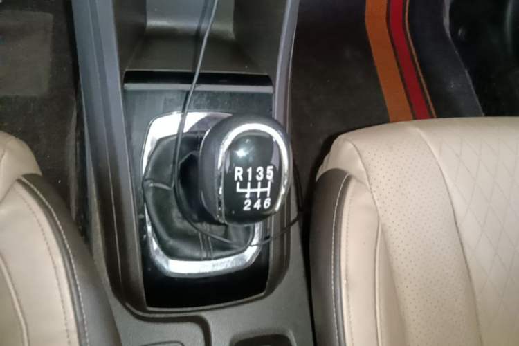 Used Baojun 310W 2017 1.5L Manual Fashion Model China V Gear Lever
