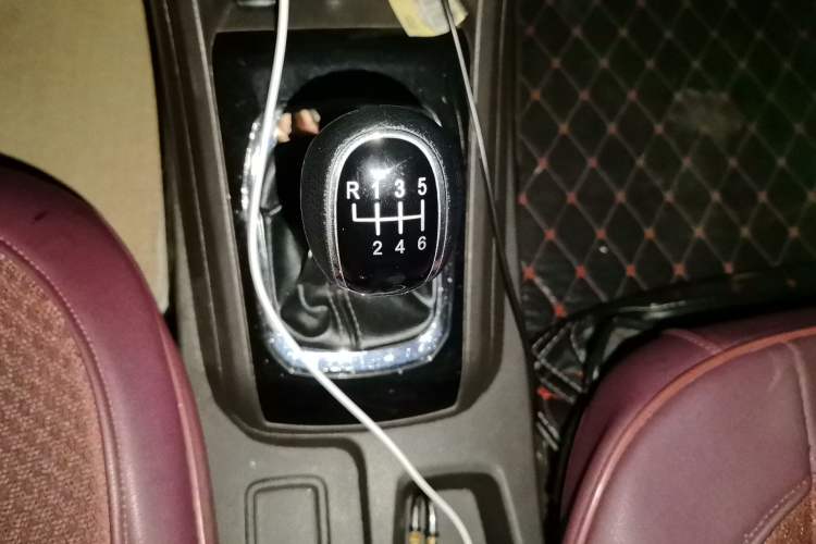 Used Baojun 310W 2017 1.5L Manual Fashion Model China V Gear Lever
