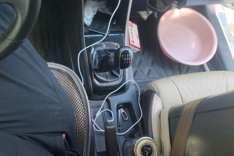 Used Baojun 310W 2017 1.5L Manual Fashion Model China V Gear Lever