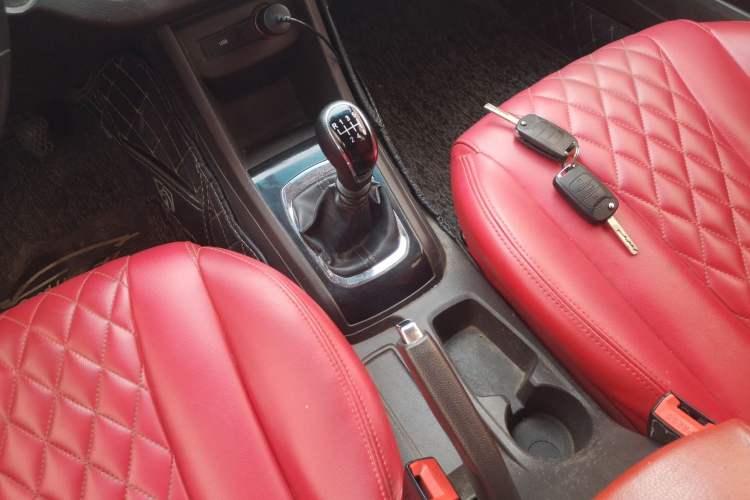 Used Baojun 310W 2017 1.5L Manual Fashion Model China V Gear Lever
