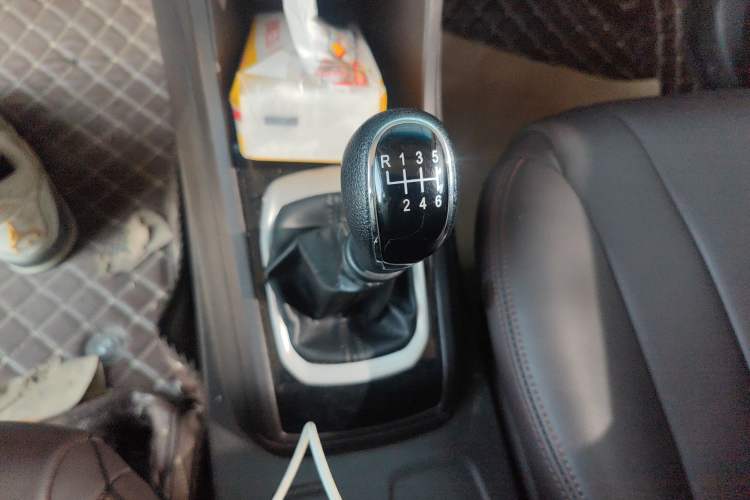 Used Baojun 310W 2017 1.5L Manual Comfort Version China VI Emission Standard Gear Lever