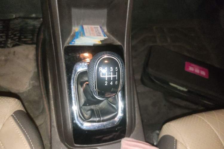 Used Baojun 310W 2017 1.5L Manual Fashion Model China V Gear Lever