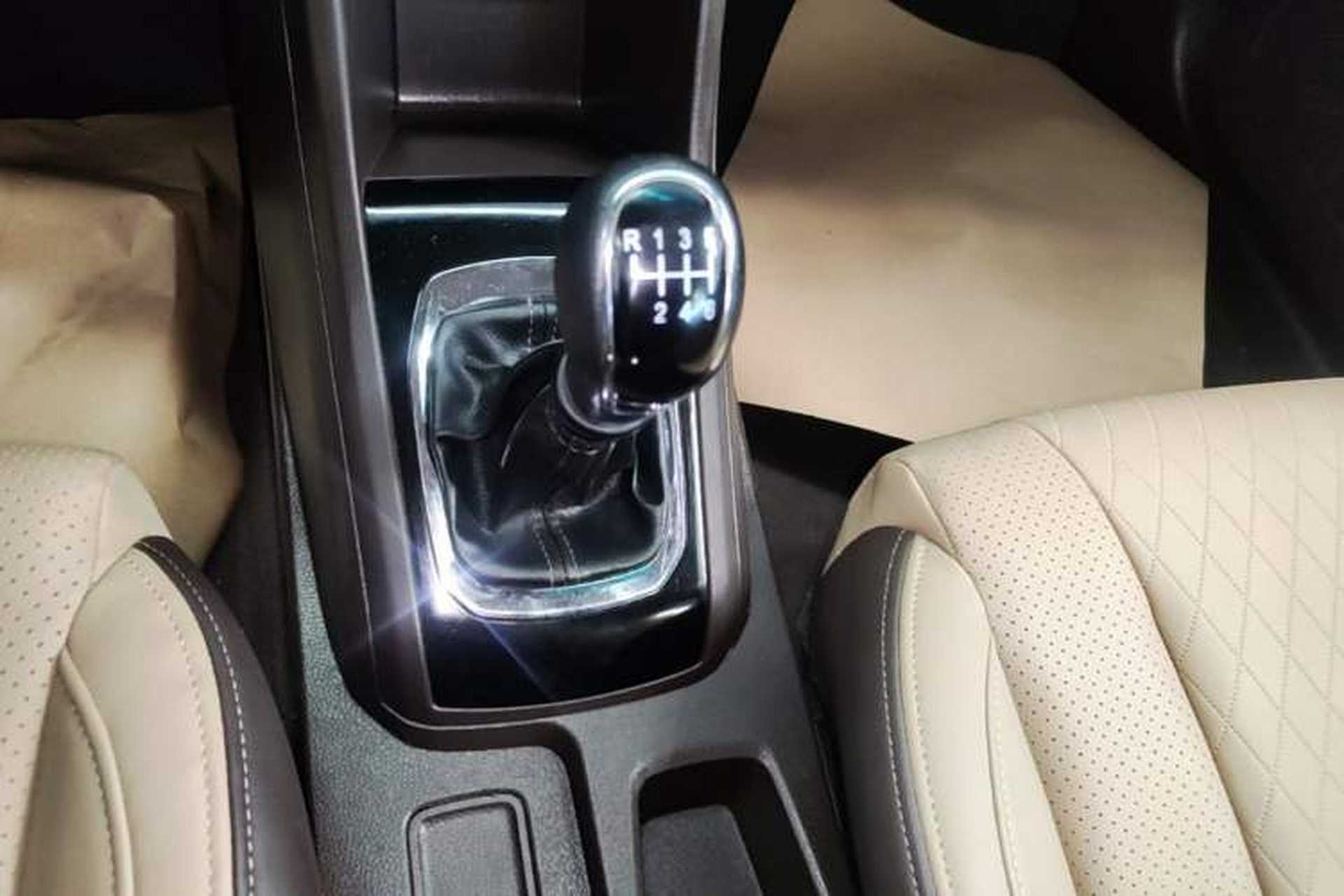 Used Baojun 310W 2017 1.5L Manual Fashion Model China V Gear Lever