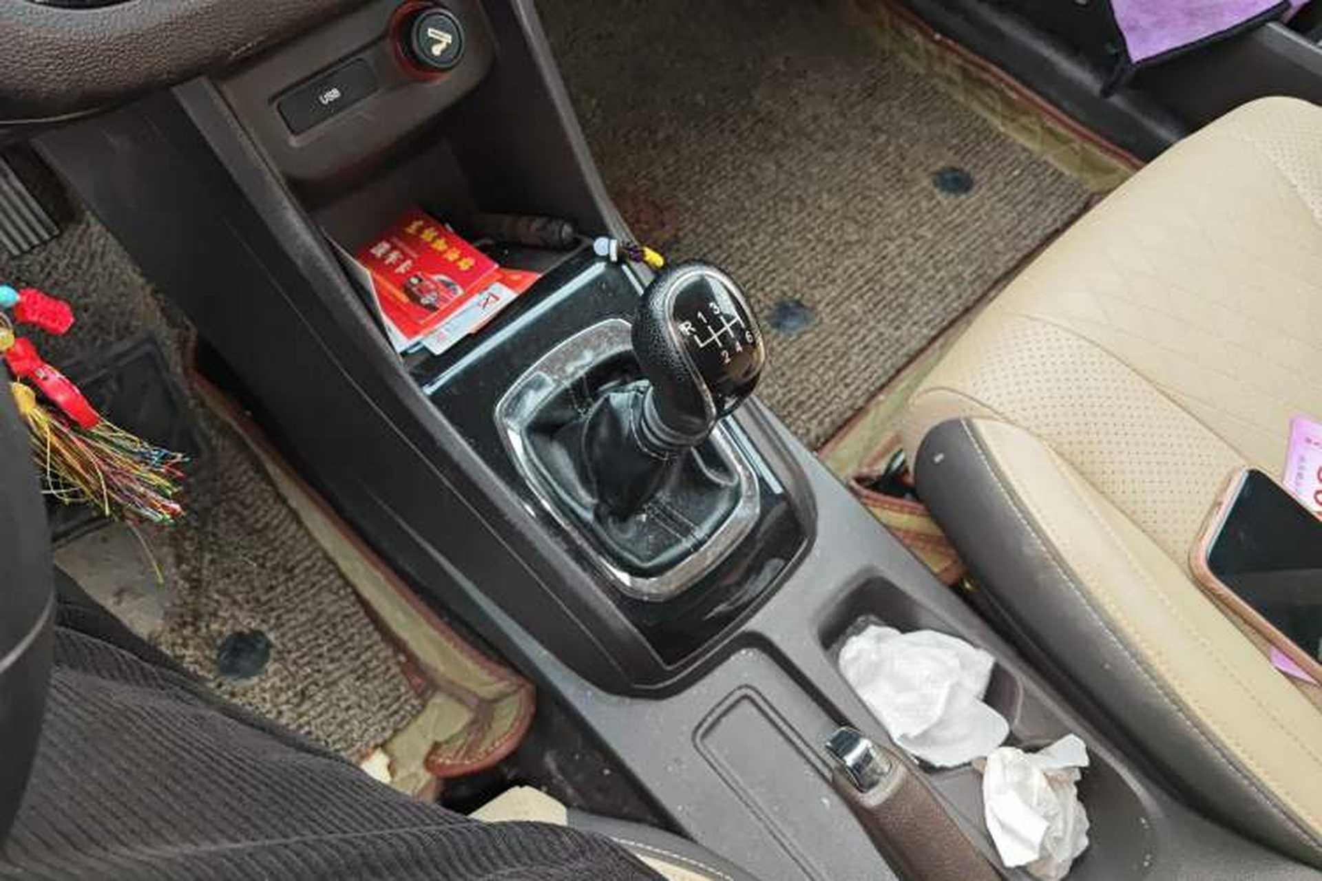 Used Baojun 310W 2017 1.5L Manual Fashion Model China V Gear Lever