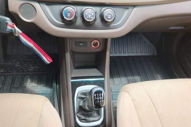 Used Baojun 310W 2017 1.5L Manual Comfort Version China VI Emission Standard Gear Lever