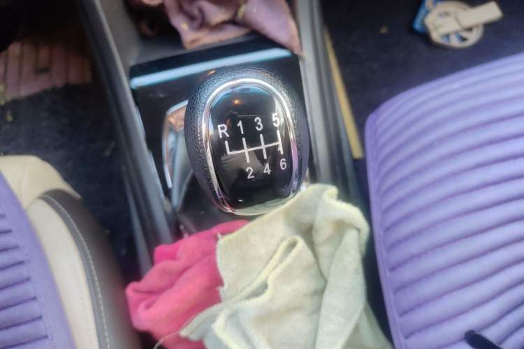 Used Baojun 310W 2017 1.5L Manual Fashion Model China V Gear Lever