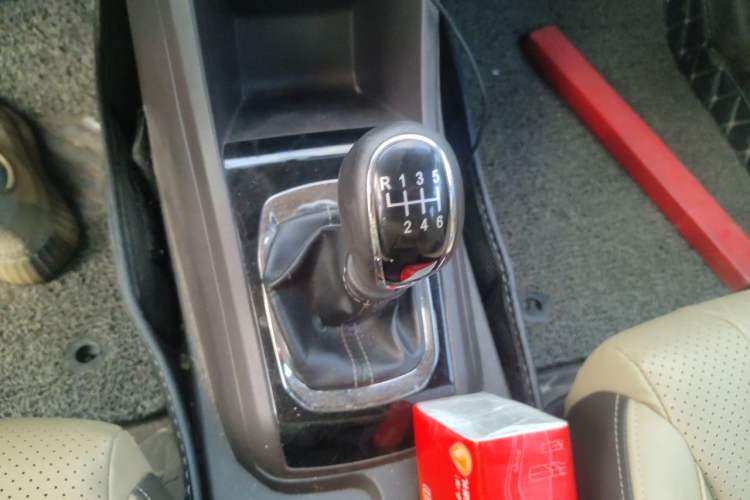 Used Baojun 310W 2017 1.5L Manual Luxury Edition China V Gear Lever