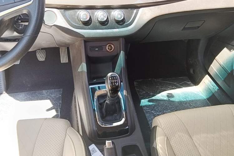 Used Baojun 310W 2017 1.5L Manual Fashion Model China V Gear Lever