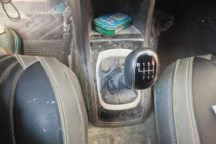 Used Baojun 310W 2017 1.5L Manual Comfort Version China VI Emission Standard Gear Lever
