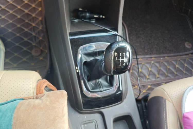 Used Baojun 310W 2017 1.5L Manual Fashion Model China V Gear Lever