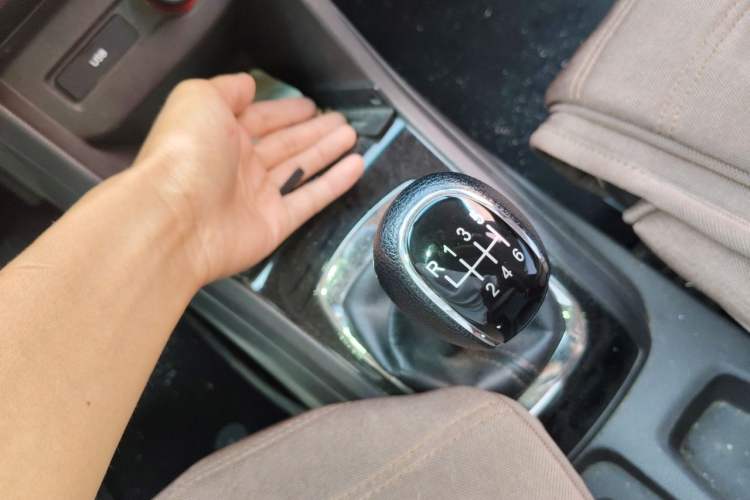 Used Baojun 310W 2017 1.5L Manual Fashion Model China V Gear Lever