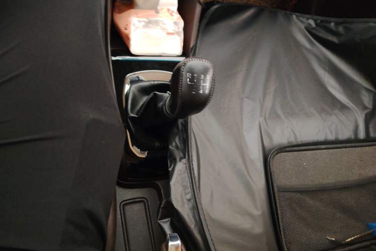 Used Baojun 310W 2017 1.5L Manual Fashion Model China V Gear Lever