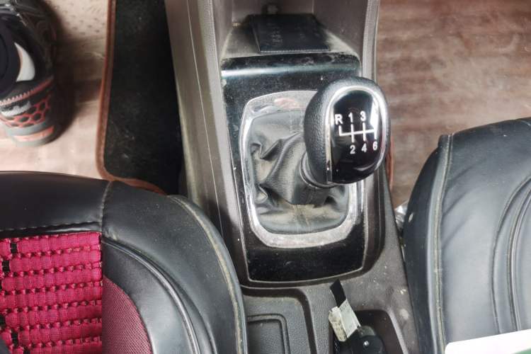 Used Baojun 310W 2017 1.5L Manual Fashion Model China V Gear Lever