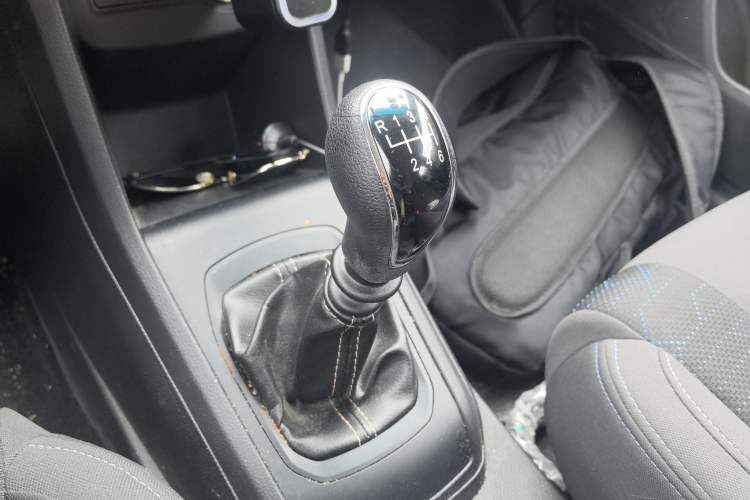 Used Baojun 310W 2017 1.2L Manual Value Edition China V Gear Lever