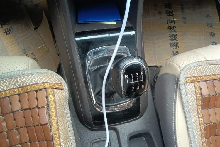 Used Baojun 310W 2017 1.5L Manual Fashion Model China V Gear Lever