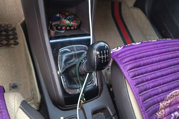 Used Baojun 310W 2017 1.5L Manual Fashion Model China V Gear Lever