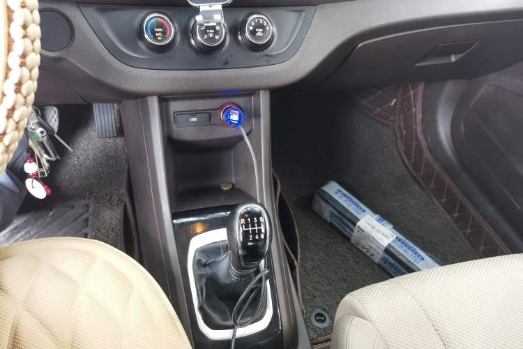 Used Baojun 310W 2017 1.5L Manual Comfort Version China VI Emission Standard Gear Lever