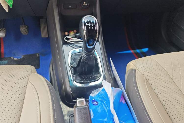 Used Baojun 310W 2017 1.5L Manual Fashion Model China V Gear Lever