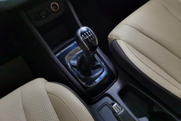 Used Baojun 310W 2017 1.5L Manual Luxury Edition China V Gear Lever