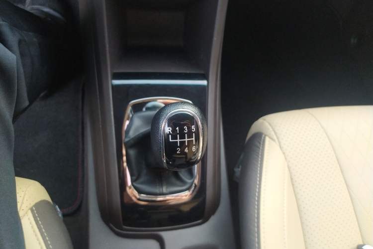 Used Baojun 310W 2017 1.5L Manual Fashion Edition China VI Gear Lever