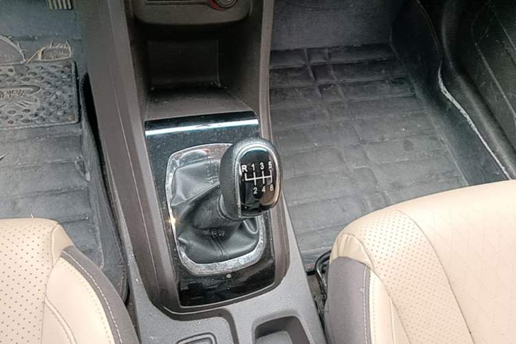 Used Baojun 310W 2017 1.5L Manual Fashion Model China V Gear Lever