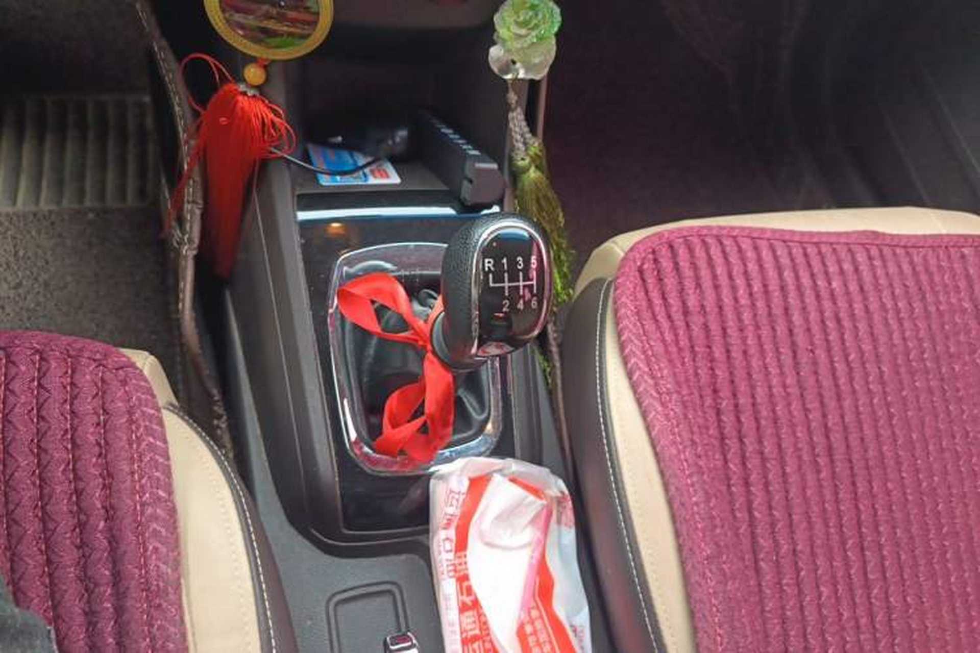 Used Baojun 310W 2017 1.5L Manual Fashion Model China V Gear Lever