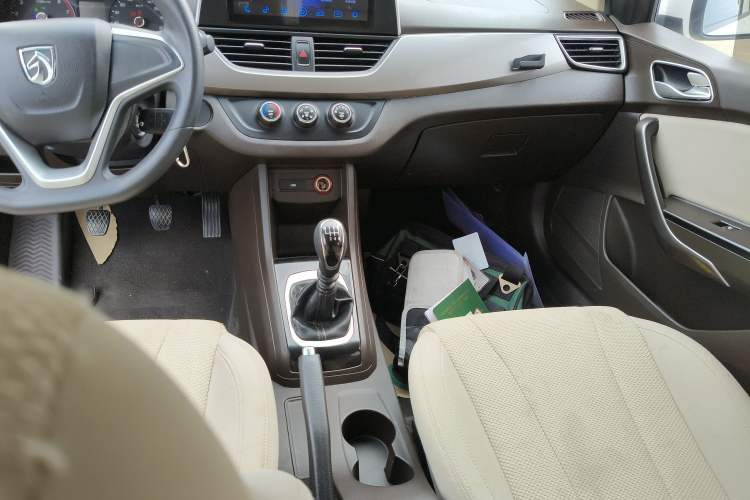 Used Baojun 310W 2017 1.5L Manual Comfort Version China V Gear Lever