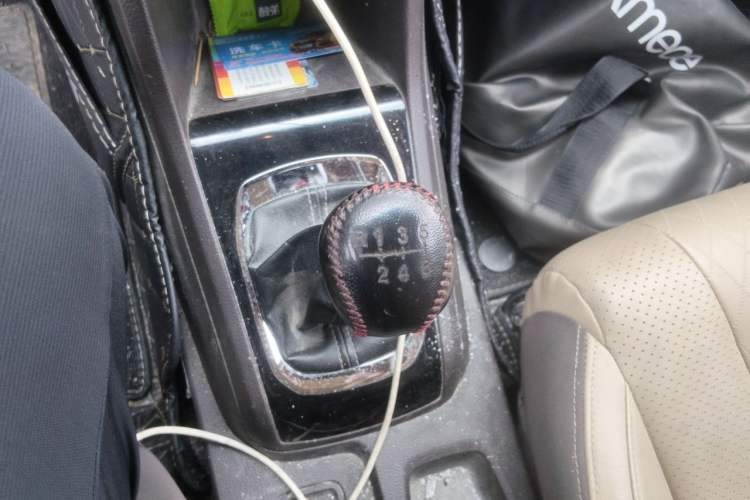 Used Baojun 310W 2017 1.5L Manual Fashion Model China V Gear Lever