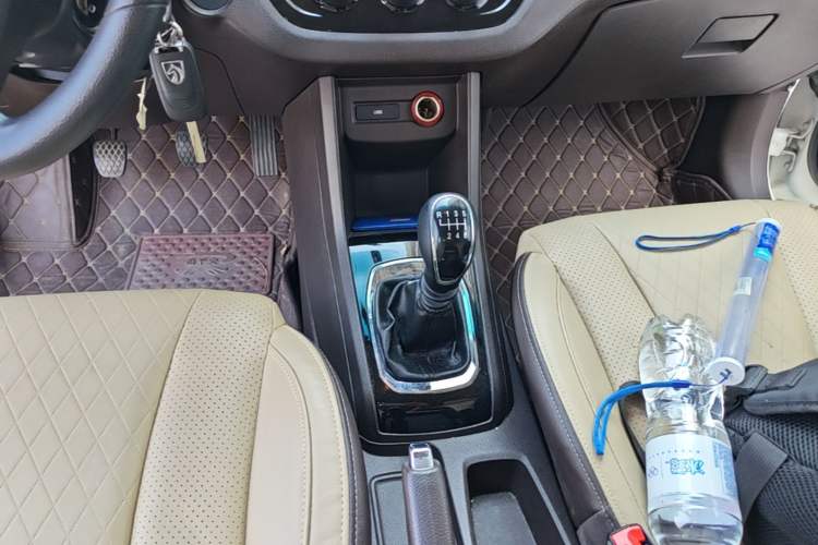 Used Baojun 310W 2017 1.5L Manual Fashion Model China V Gear Lever