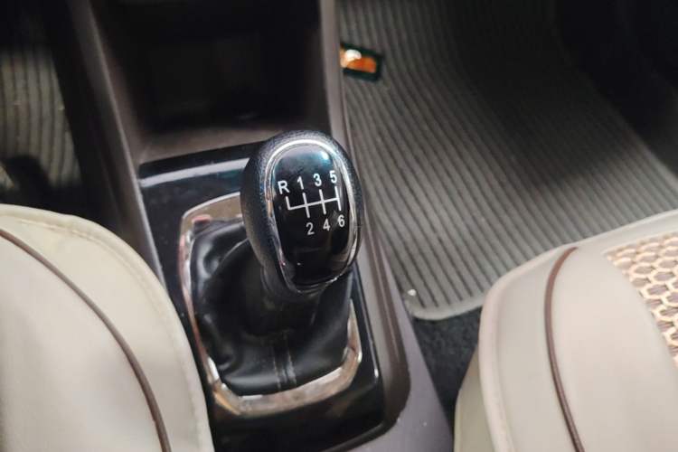 Used Baojun 310W 2017 1.5L Manual Fashion Model China V Gear Lever