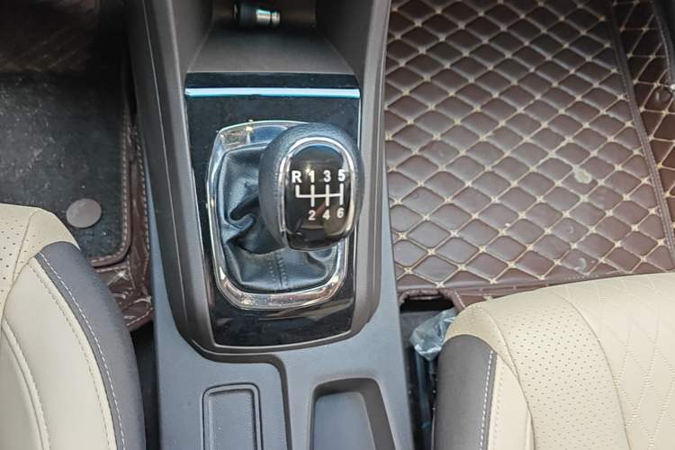 Used Baojun 310W 2017 1.5L Manual Fashion Model China V Gear Lever