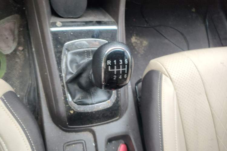 Used Baojun 310W 2017 1.5L Manual Fashion Model China V Gear Lever