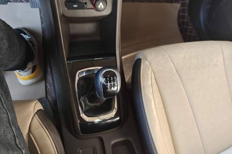 Used Baojun 310W 2017 1.5L Manual Fashion Model China V Gear Lever