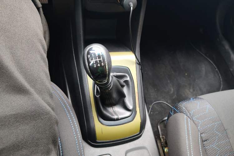 Used Baojun 310W 2017 1.2L Manual Value Edition China V Gear Lever