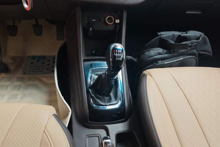 Used Baojun 310W 2017 1.5L Manual Fashion Model China V Gear Lever
