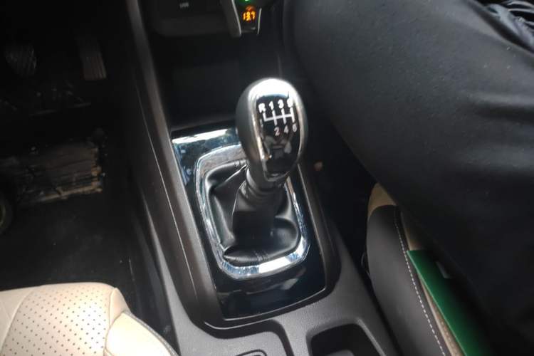 Used Baojun 310W 2017 1.5L Manual Luxury Version China VI Gear Lever