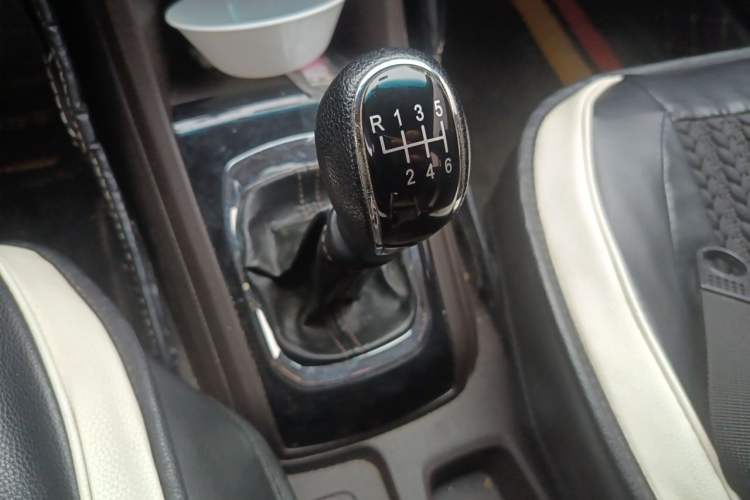 Used Baojun 310W 2017 1.5L Manual Fashion Model China V Gear Lever