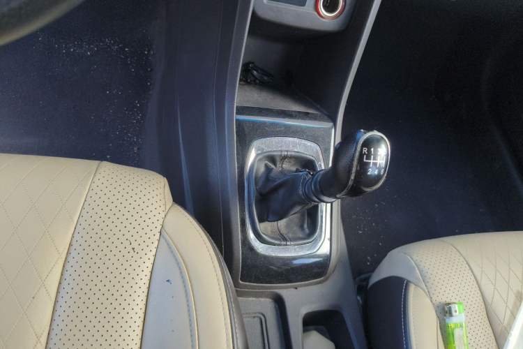 Used Baojun 310W 2017 1.5L Manual Fashion Model China V Gear Lever
