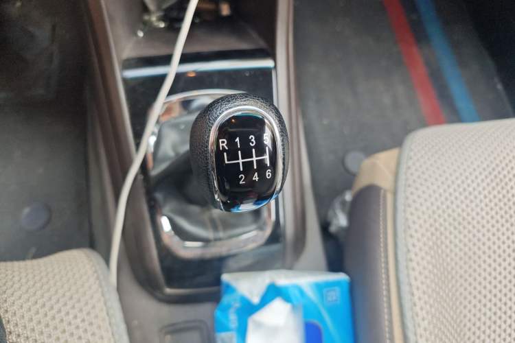 Used Baojun 310W 2017 1.5L Manual Fashion Model China V Gear Lever